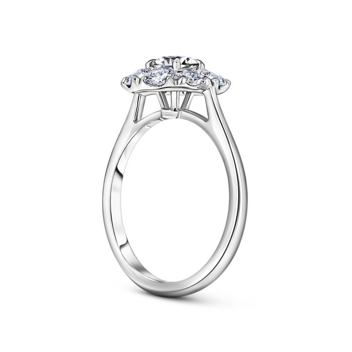 Нежное кольцо с бриллиантами