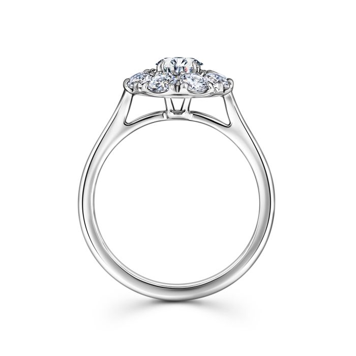 Нежное кольцо с бриллиантами