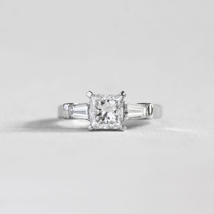 Помолвочное кольцо из белого золота с бриллиантом «Принцесса»