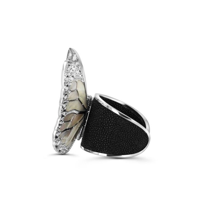 Золотой браслет с перламутром и бриллиантами 