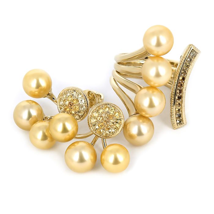 Гарнитур из желтого золота (кольцо и серьги) с жемчугом и сапфирами