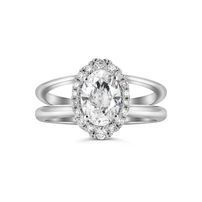 Кольцо с центральным бриллиантом огранки овал на заказ в Москве 