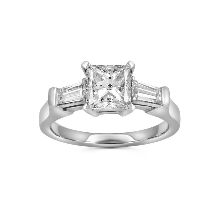 Помолвочное кольцо из белого золота с бриллиантом «Принцесса»