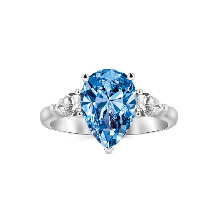 Кольцо из белого золота с голубым бриллиантом