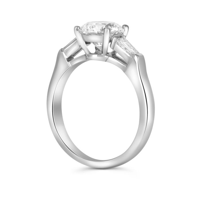 Помолвочное кольцо с тремя бриллиантами