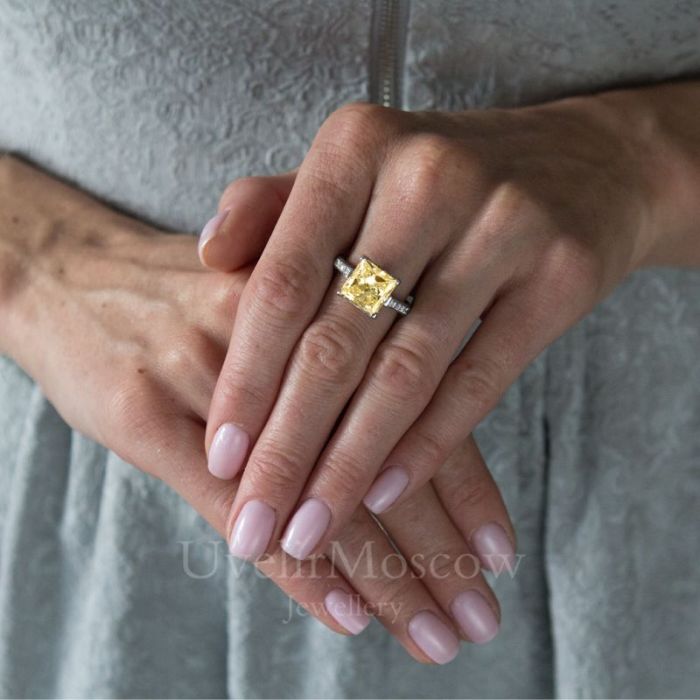 Кольцо с меле и желтым бриллиантом 