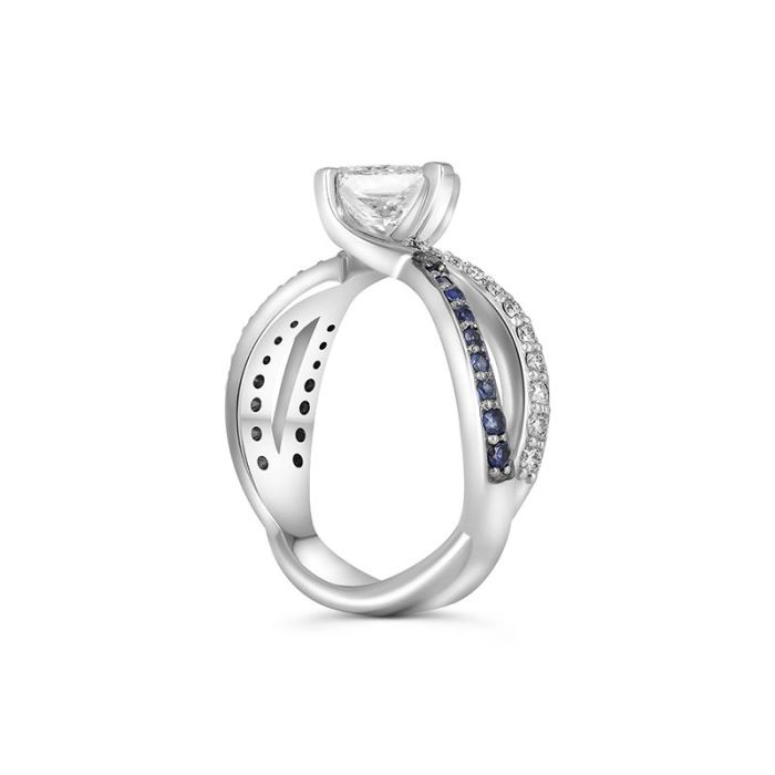 Помолвочное кольцо из белого золота с бриллиантом «Принцесса» и сапфирами