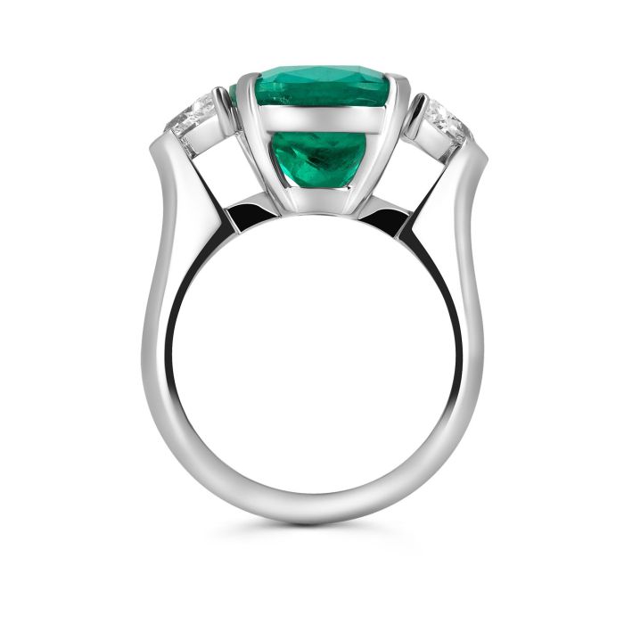 Кольцо из белого золота с изумрудом и бриллиантами