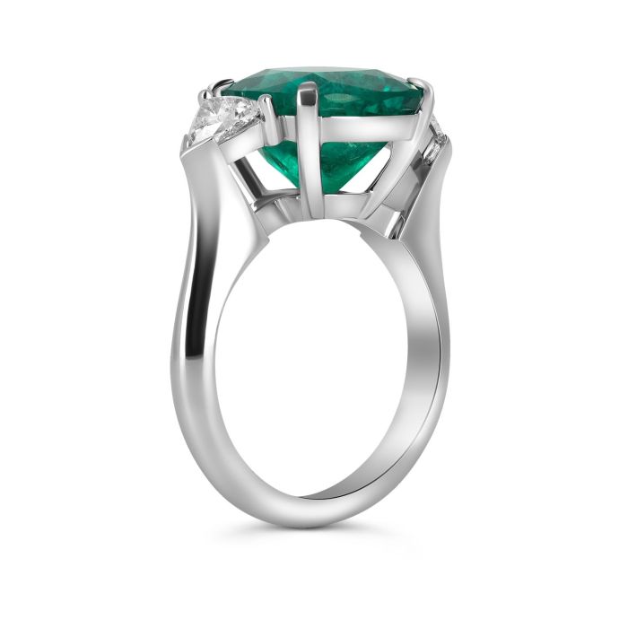 Кольцо из белого золота с изумрудом и бриллиантами