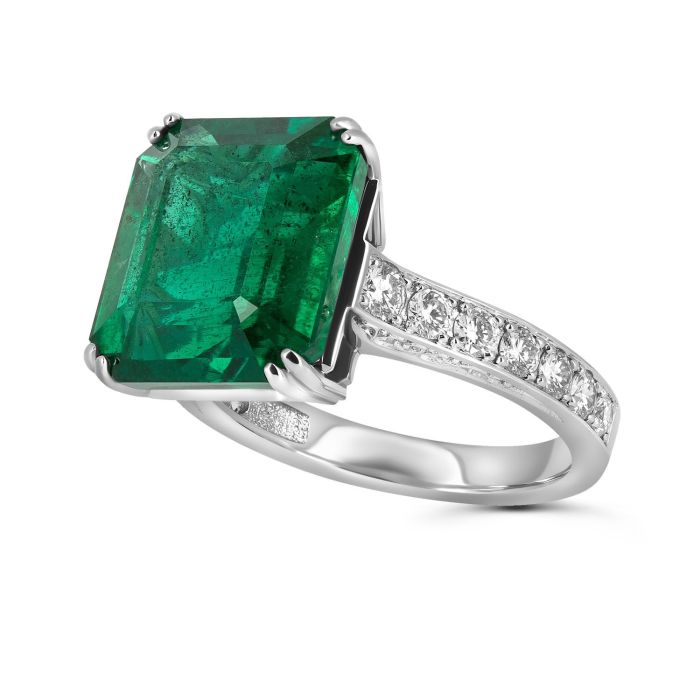 Золотое кольцо с большим изумрудом и бриллиантами