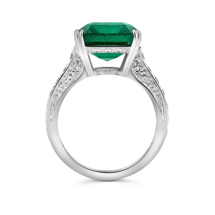 Золотое кольцо с большим изумрудом и бриллиантами