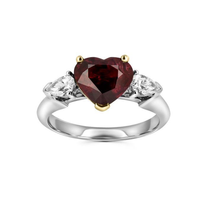 Золотое кольцо с рубином «Сердце» и бриллиантами