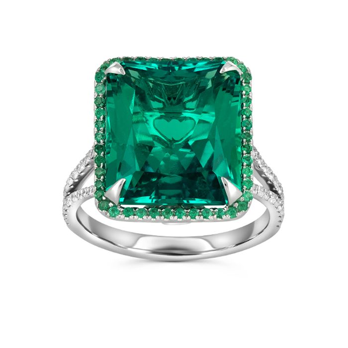 Перстень с изумрудом и бриллиантами