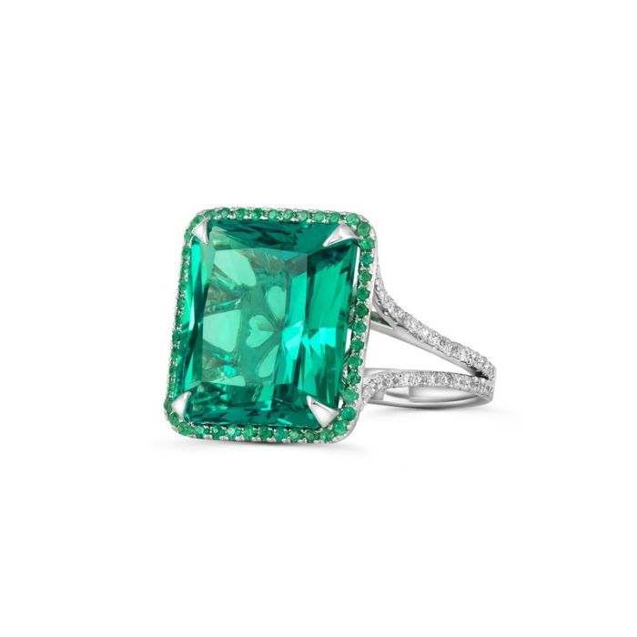 Перстень с изумрудом и бриллиантами