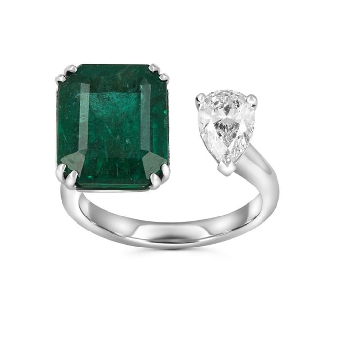 Разомкнутое кольцо с изумрудом и бриллиантом груша