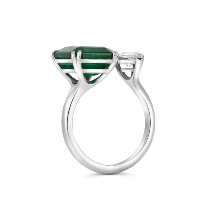 Разомкнутое кольцо с изумрудом и бриллиантом груша