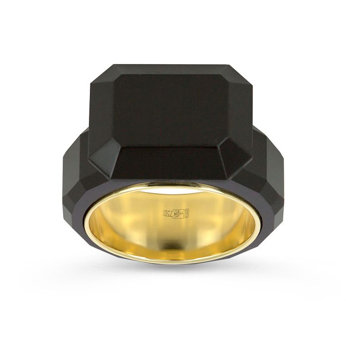 Кольцо унисекс в стиле Bottega Veneta с ониксом и желтым золотом 750 пробы. 