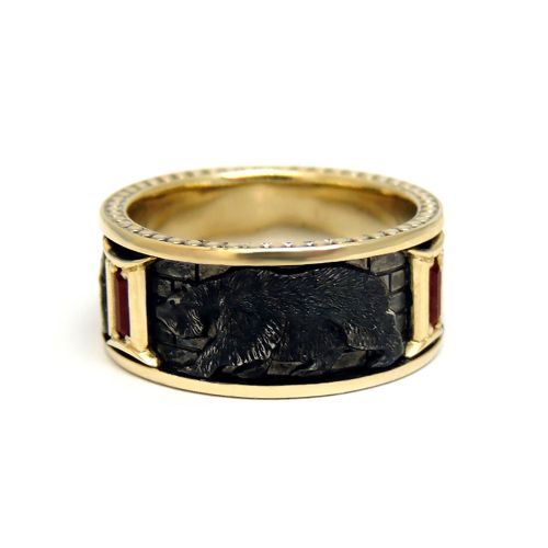 Кольцо из комбинированного золота «Медведь» с гранатами