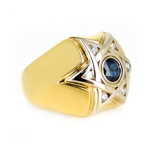 Мужской перстень из комбинированного золота с сапфиром и бриллиантами