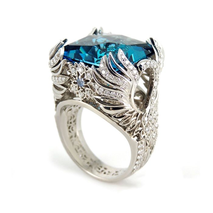Женский перстень из белого золота с топазом и бриллиантами