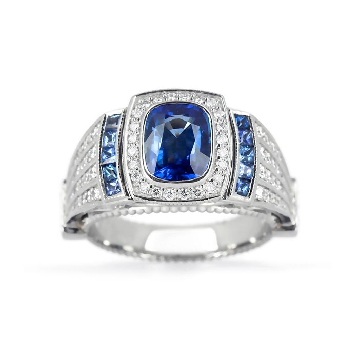 Платиновый женский перстень с сапфирами и бриллиантами