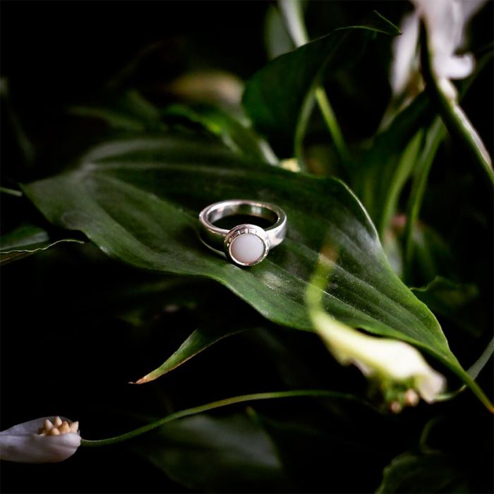 Кольцо с белым опалом