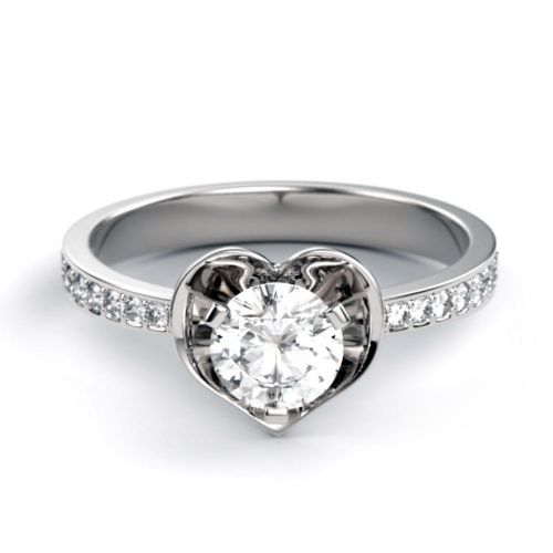 Золотое помолвочное кольцо с бриллиантом в оправе формы сердца
