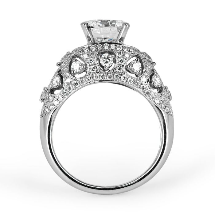 Золотой перстень с крупным бриллиантом