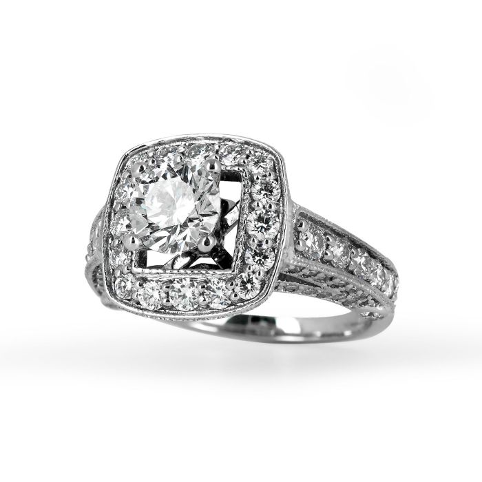 Перстень из белого золота с бриллиантами