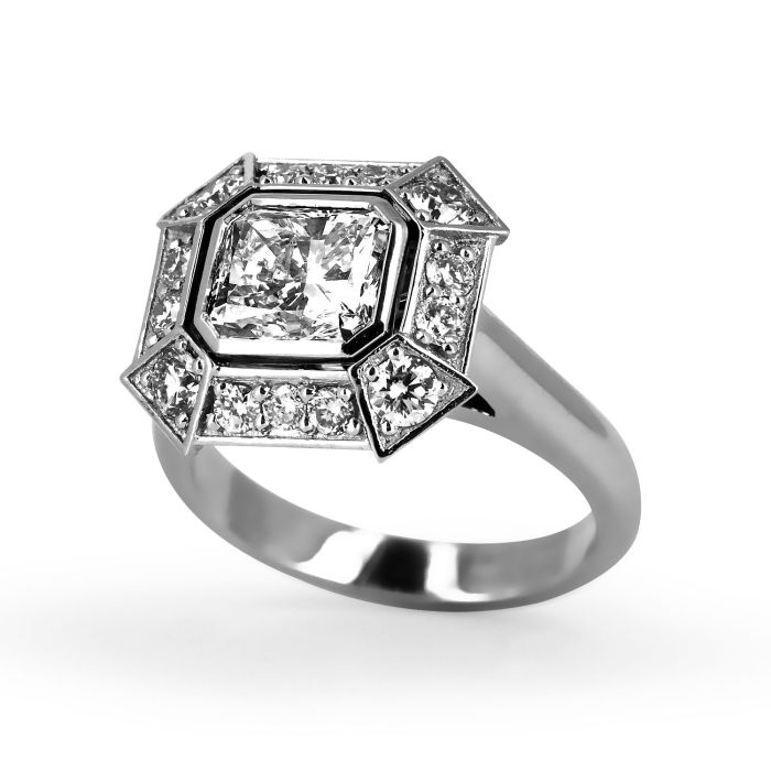 Перстень из золота с бриллиантами и квадратной аурой