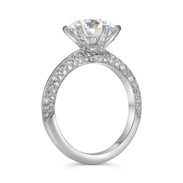 Помолвочное кольцо из белого золота с бриллиантами