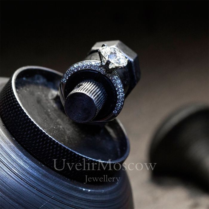 Помолвочное кольцо из белого золота с бриллиантами