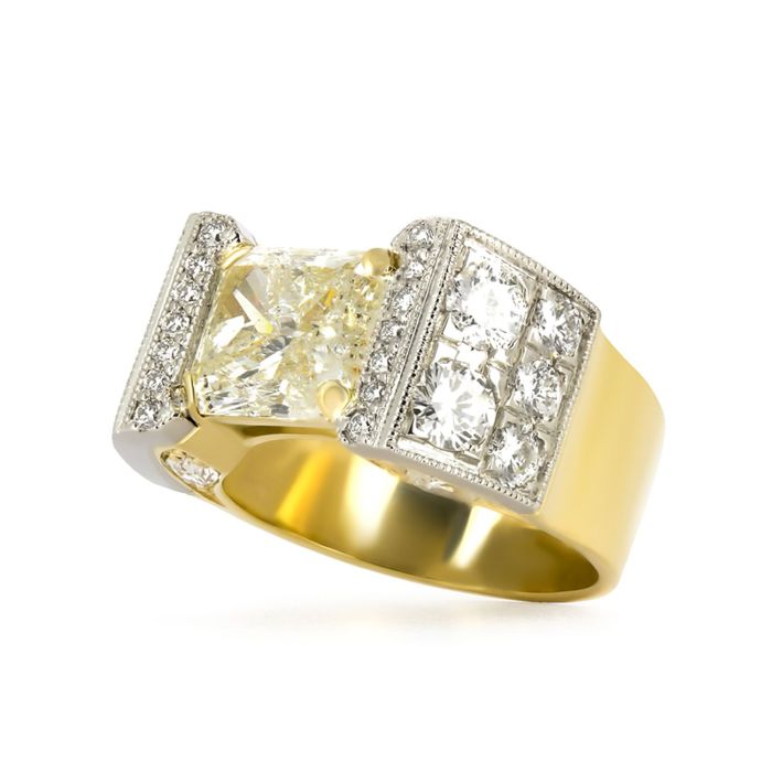 Золотой мужской перстень с сапфиром и бриллиантами