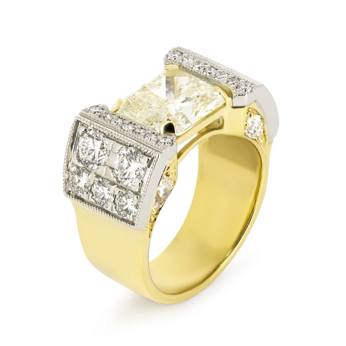 Золотой мужской перстень с сапфиром и бриллиантами