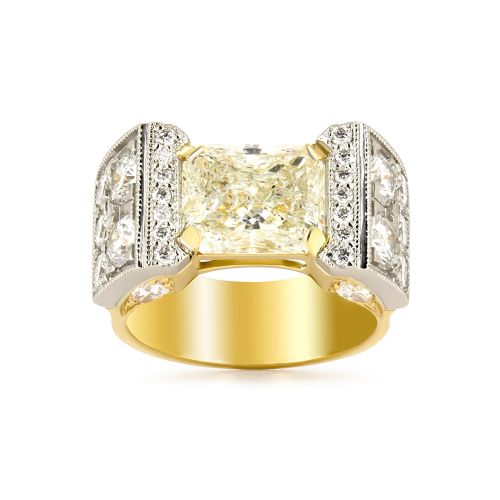Мужской перстень из комбинированного золота с сапфиром и бриллиантами