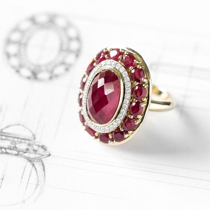 Перстень из желтого золота с рубинами и бриллиантами