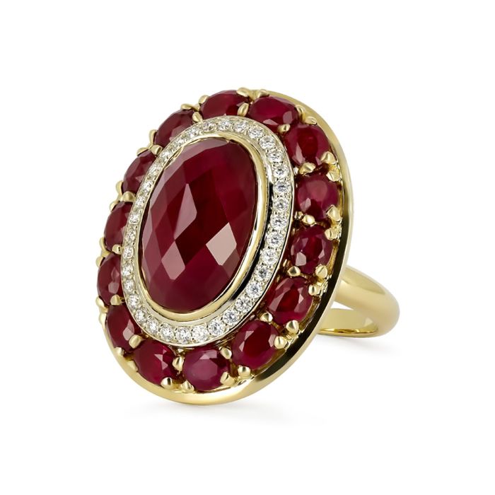 Перстень из желтого золота с рубинами и бриллиантами