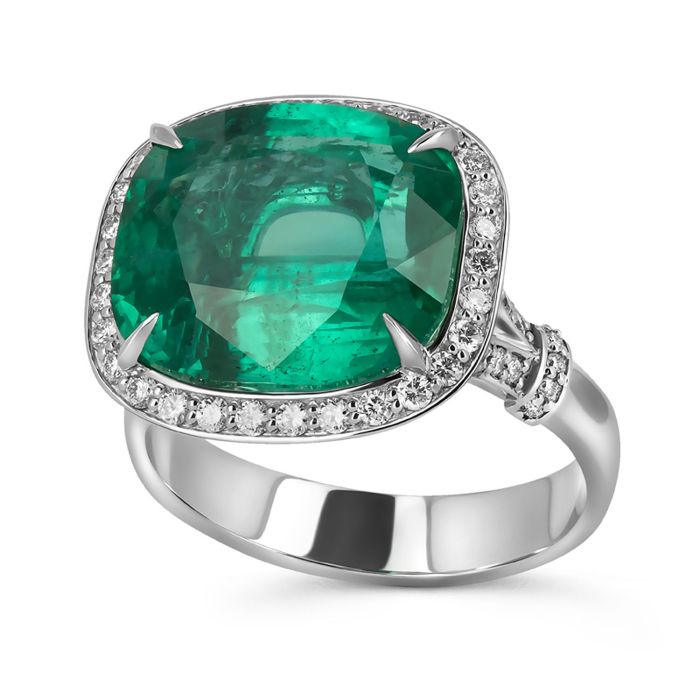 Перстень из белого золота с изумрудом и бриллиантами