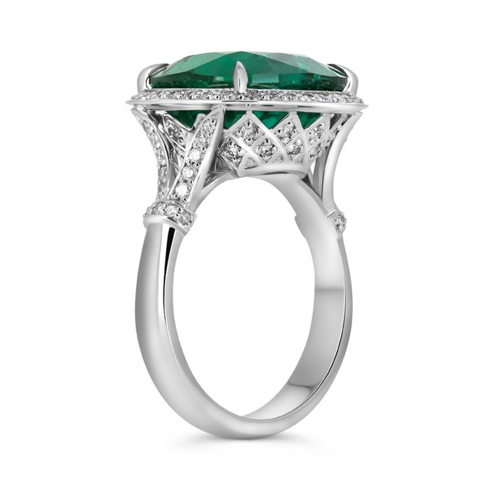 Перстень из белого золота с изумрудом и бриллиантами