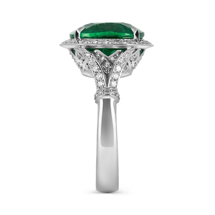 Перстень из белого золота с изумрудом и бриллиантами