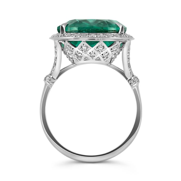 Перстень из белого золота с изумрудом и бриллиантами