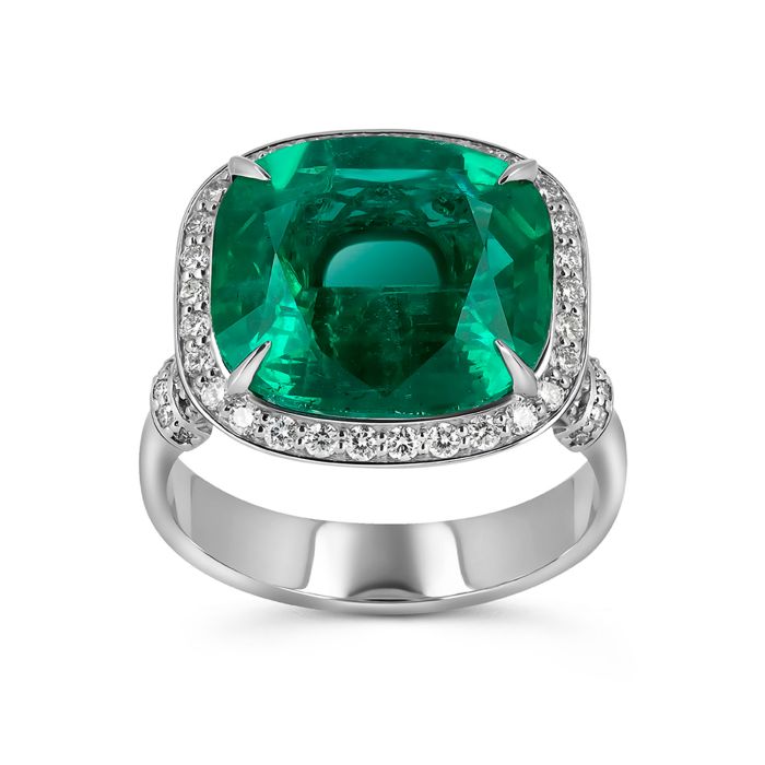 Перстень из белого золота с изумрудом и бриллиантами