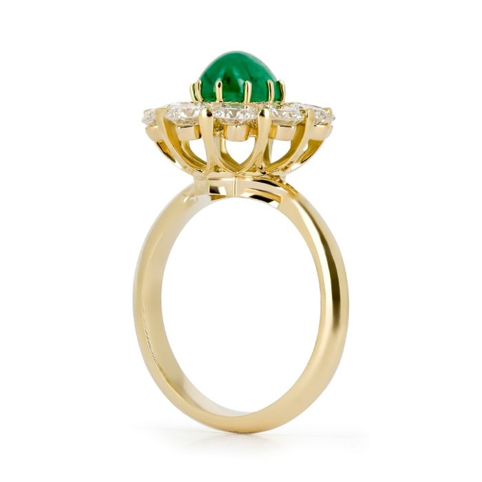 Перстень из желтого золота с изумрудом и бриллиантами