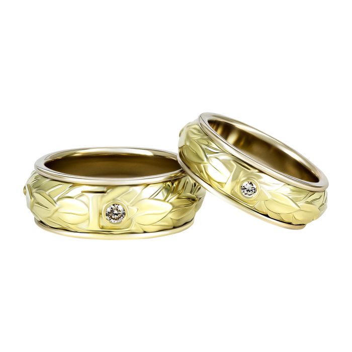 Обручальные кольца из комбинированного золота с растительным орнаментом и инициалами