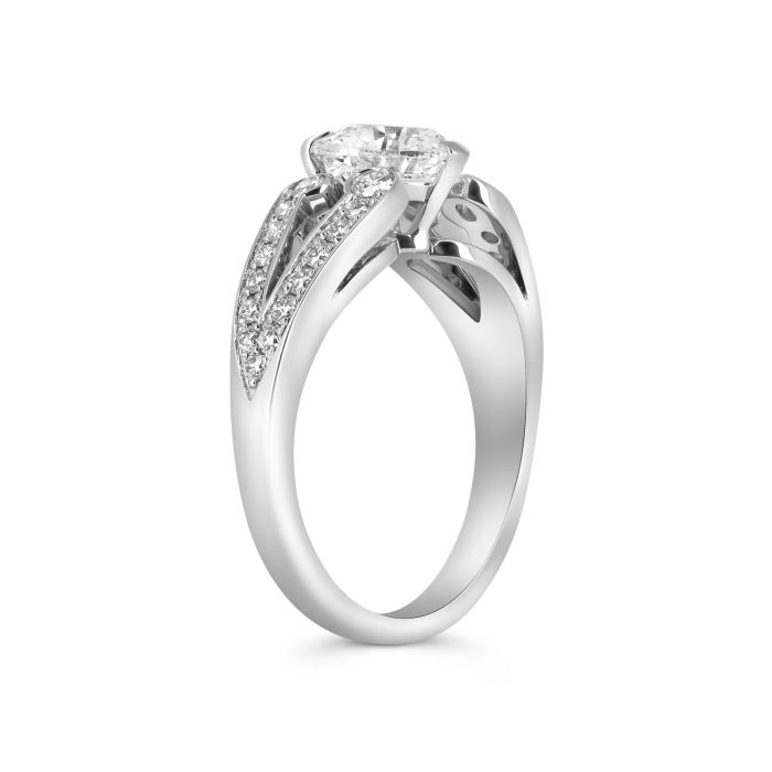 Помолвочное кольцо с бриллиантом в форме сердца