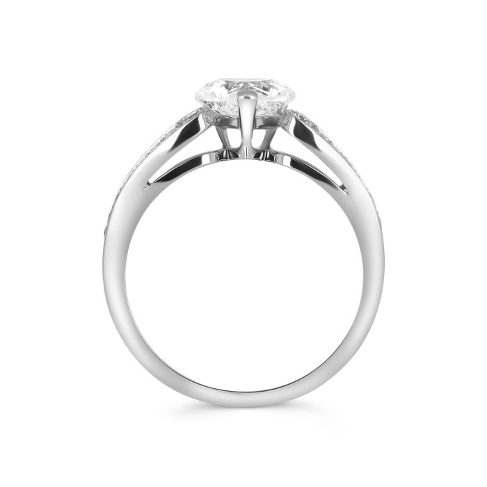 Помолвочное кольцо с бриллиантом в форме сердца