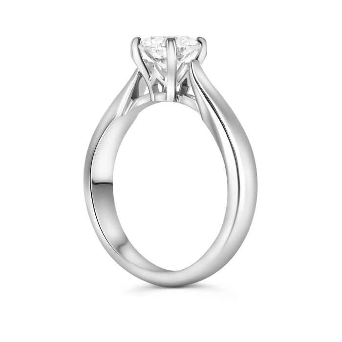 Помолвочное кольцо из белого золота со стильным дизайном и бриллиантом