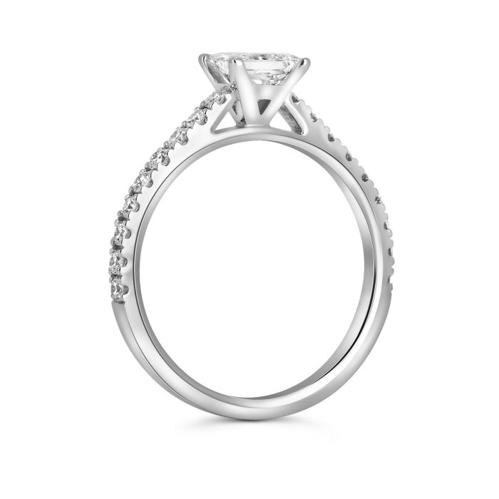 Изящное помолвочное кольцо с бриллиантами