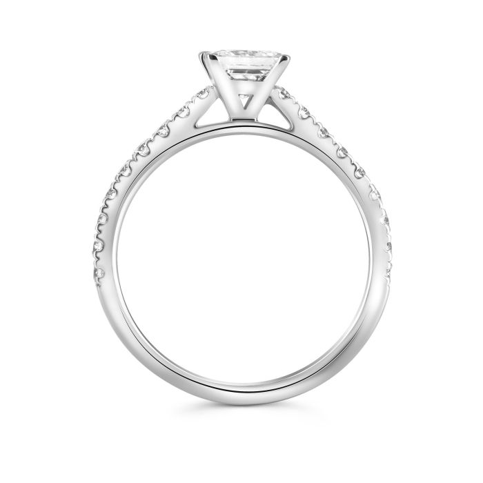 Изящное помолвочное кольцо с бриллиантами