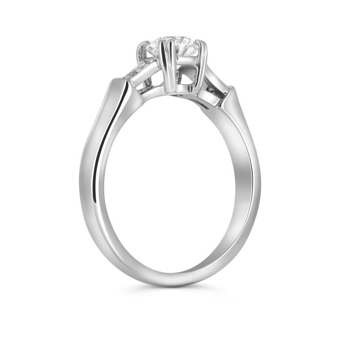 Элегантное помолвочное кольцо из белого золота